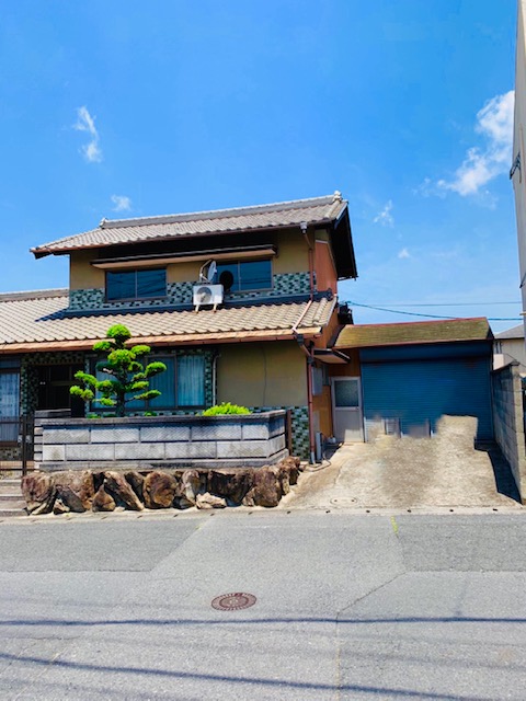 伊賀市での木造2階建て住宅（37.5坪）の解体工事施工前の外観。空き家の解体相談。