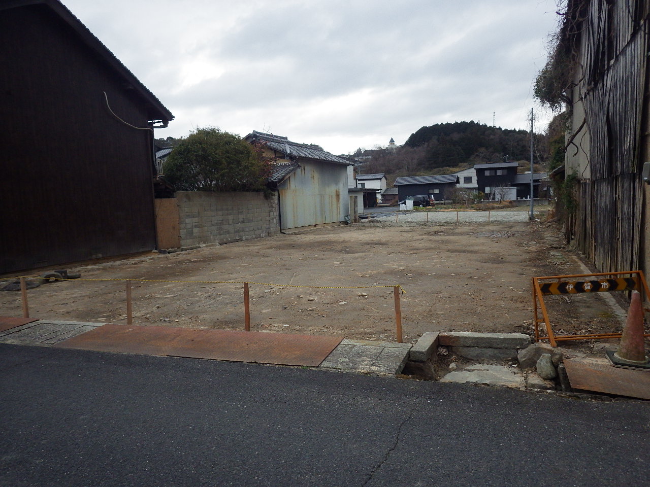 伊賀市での住宅解体完了後の綺麗な更地。住まい整理隊による丁寧な整地仕上げ。