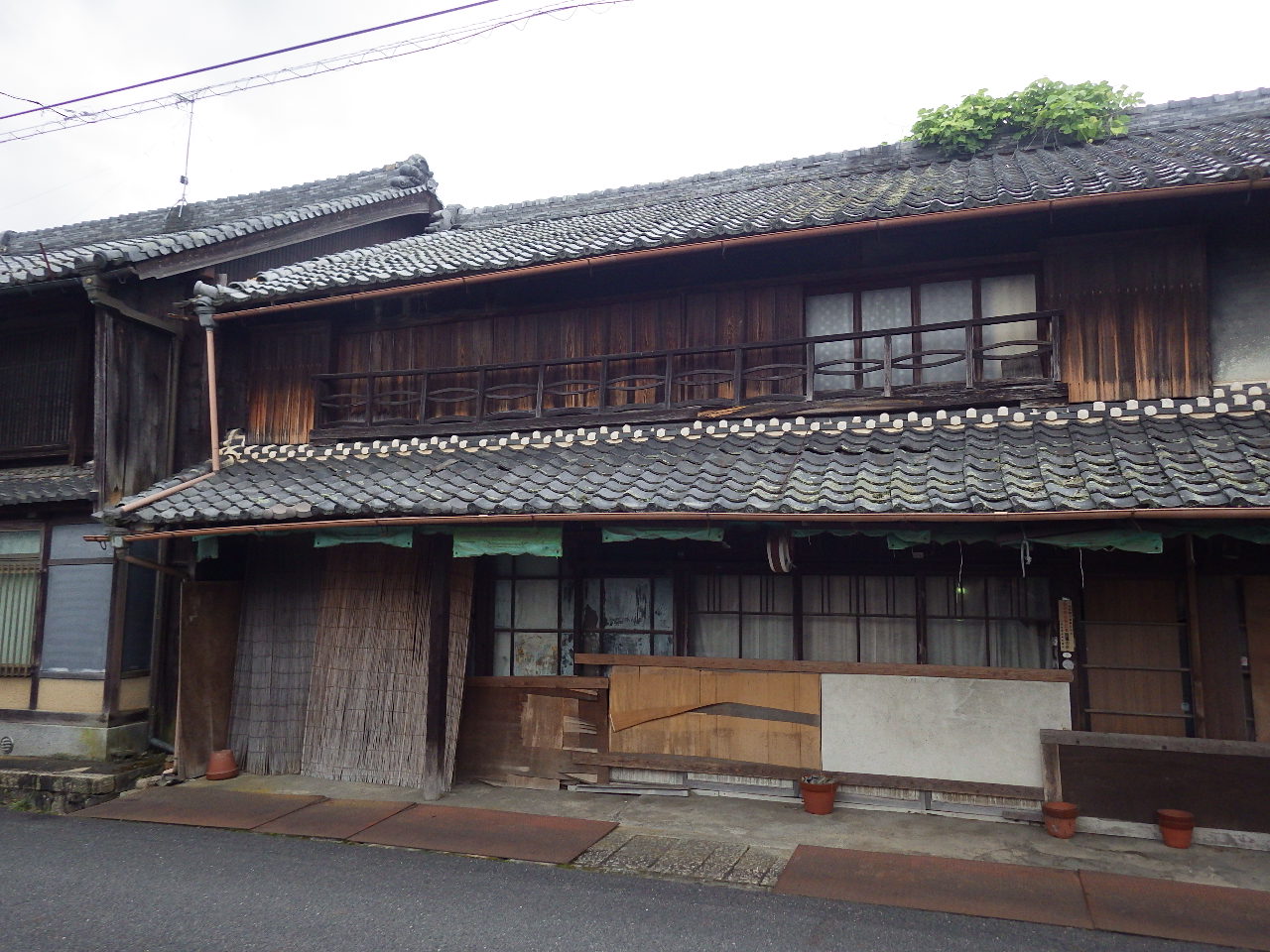 三重県伊賀市での木造2階建て住宅（えちごや様邸）解体工事。施工前の建物の状態。