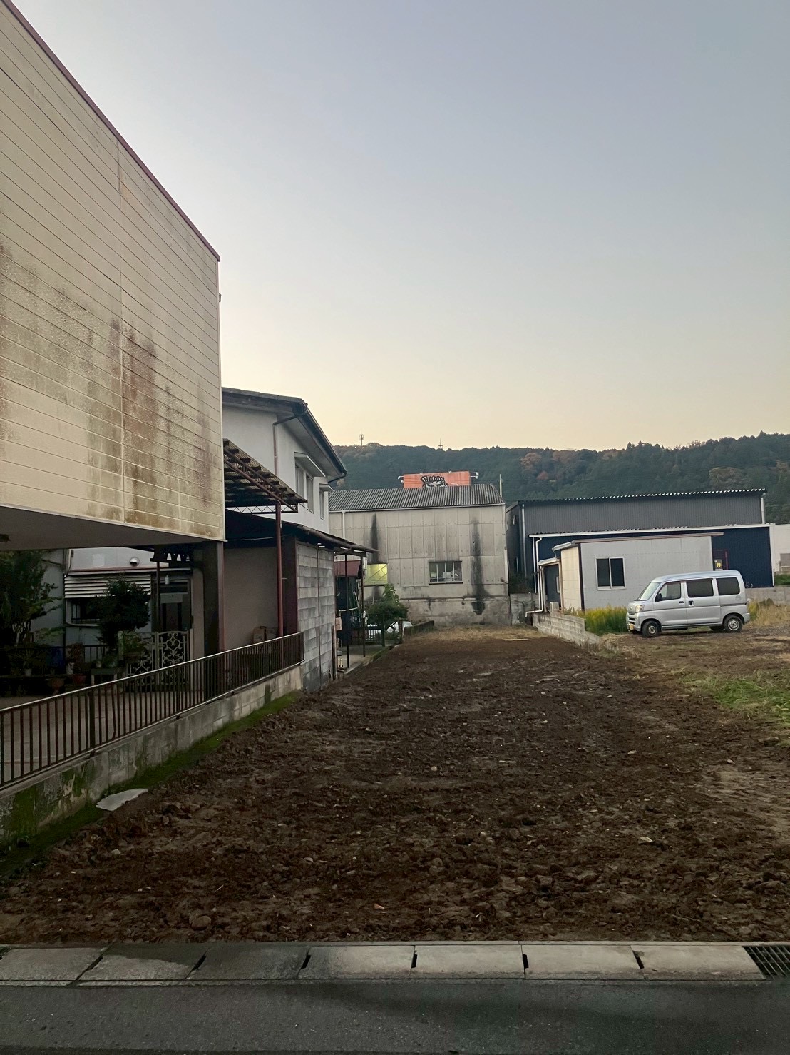 名張市の解体工事完了後の更地。伊賀市の解体業者による丁寧な整地と清掃。