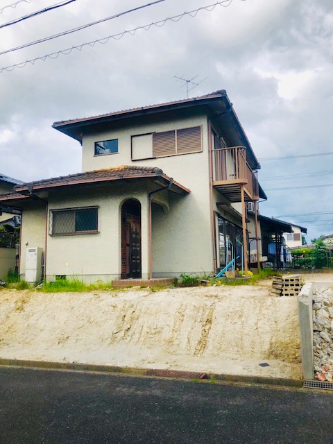 名張市での木造2階建て住宅の解体工事施工前の様子。老朽化した空き家の外観。