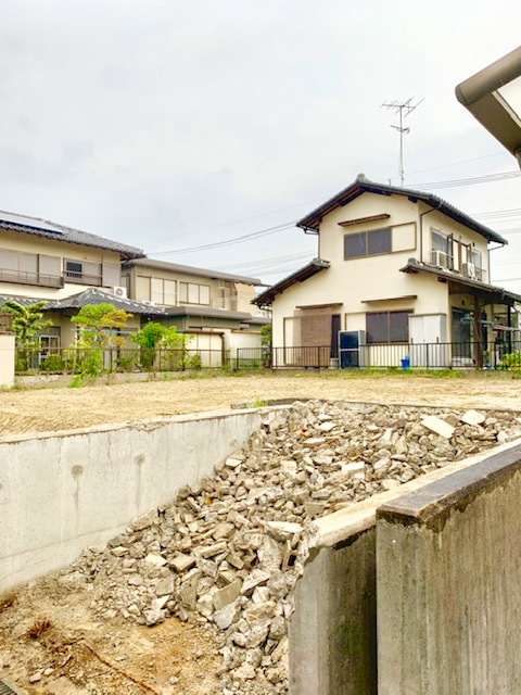 三重県名張市桔梗が丘での住宅解体工事。施工後の綺麗な更地の様子。伊賀市の解体業者「住まい整理隊」が安全・丁寧に作業を完了しました。