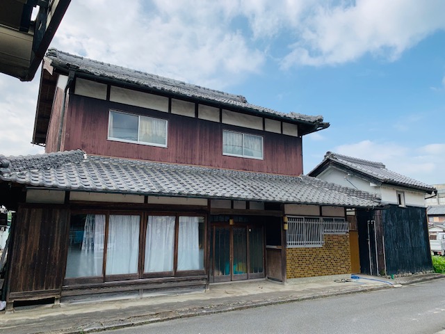三重県名張市蔵持での木造2階建て住宅と倉庫の解体施工前。伊賀市の業者による現地調査時の様子。
